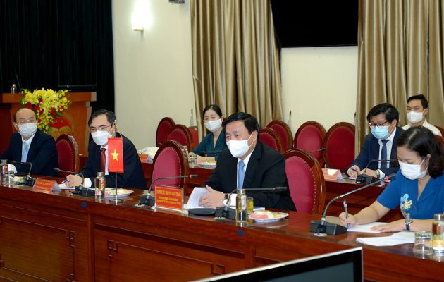 GS,TS Nguyễn Xuân Thắng, Uỷ viên Bộ Chính trị, Giám đốc Học viện, Chủ tịch Hội đồng Lý luận Trung ương trao đổi tại buổi làm việc