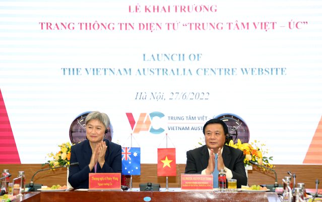 GS TS Nguyễn Xuân Thắng và bà Penny Wong cùng dự và chủ trì buổi Lễ