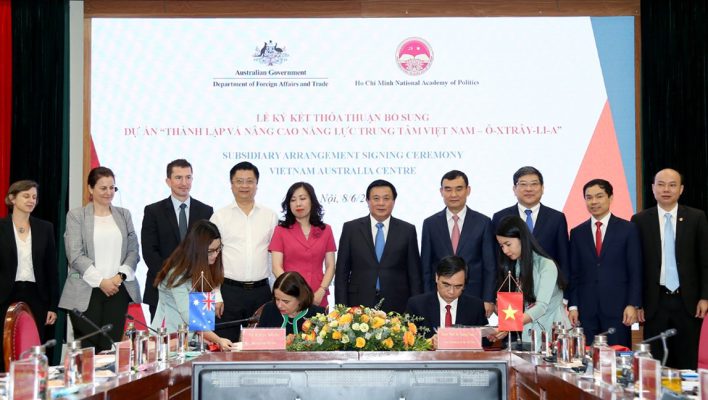 Prof Dr. Nguyen Xuan Thang and delegates witnessing the signing of the agreement.